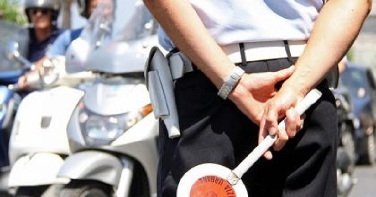 In spiaggia con il cane epilettico, la polizia decide di non multarli