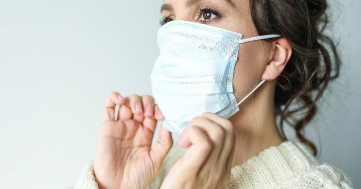 Istituto Superiore di Sanità: mai mettere la mascherina in tasca o poggiarla sui mobili
