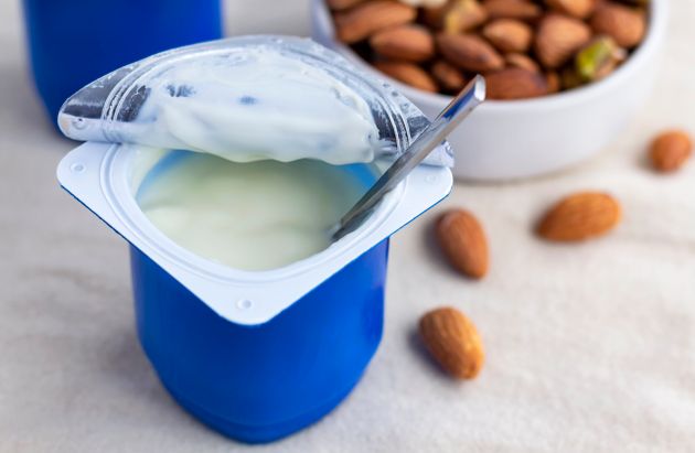 Buttare il liquido che si forma sulla superficie dello yogurt è un grave errore