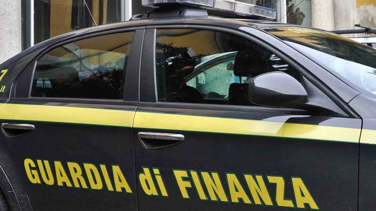 macchina guardia di finanza