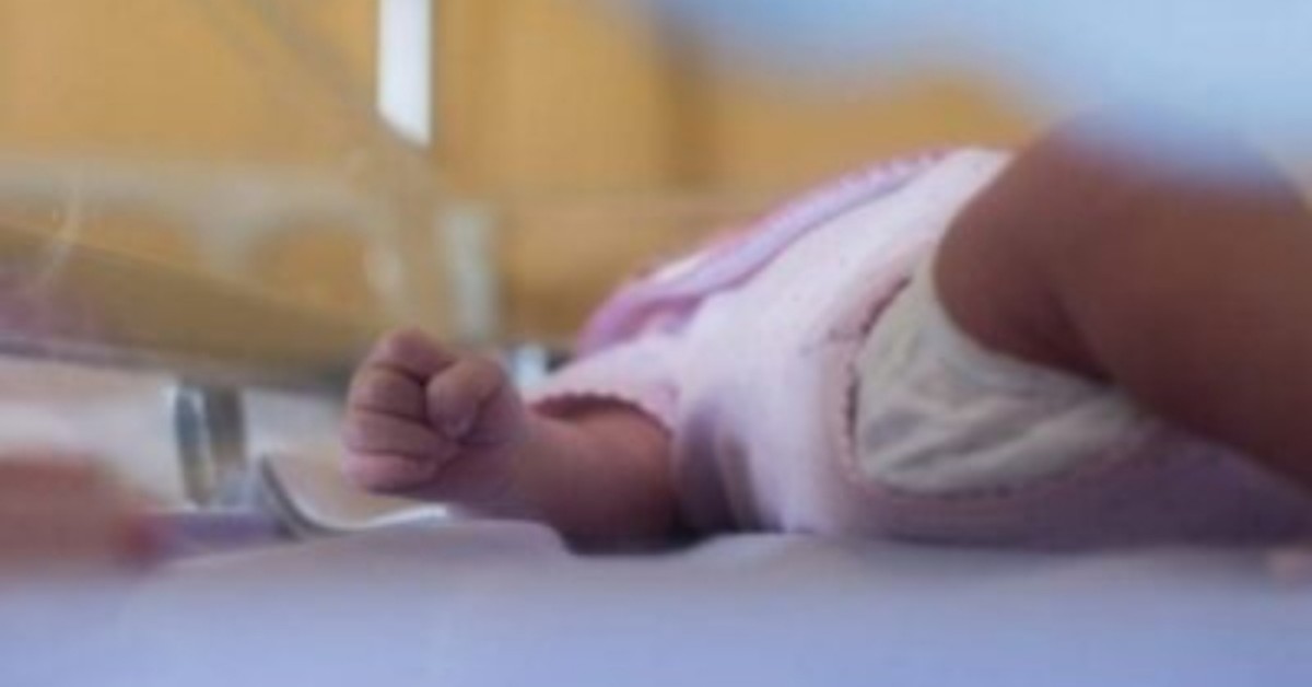 Latina, neonata ricoverata con lividi e costole rotte: allontanata dalla famiglia