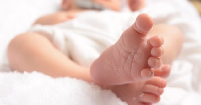 E' stata allontanata dalla famiglia, la neonata con le costole rotte