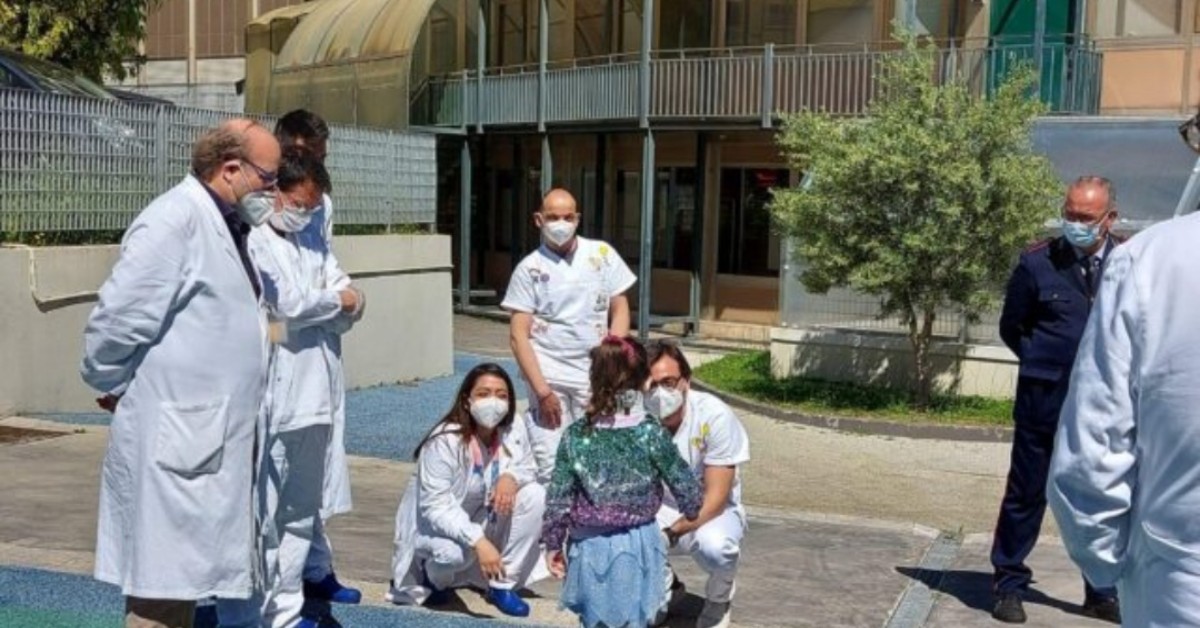 Dopo l’agguato la piccola Noemi torna all’ospedale Santobono