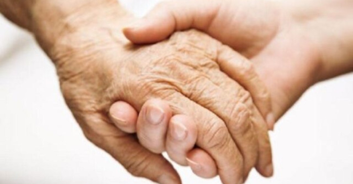 Nonna costretta a rimuovere le foto dei suoi nipoti dai social network