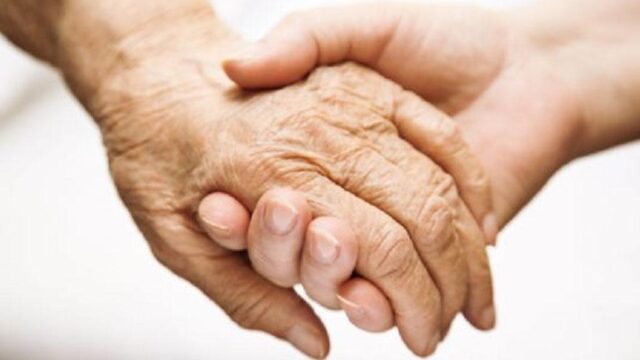 Giudici costringono nonna a rimuovere le foto dei nipoti