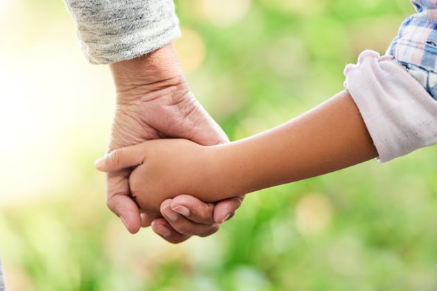 Giudici costringono nonna a rimuovere le foto dei nipoti