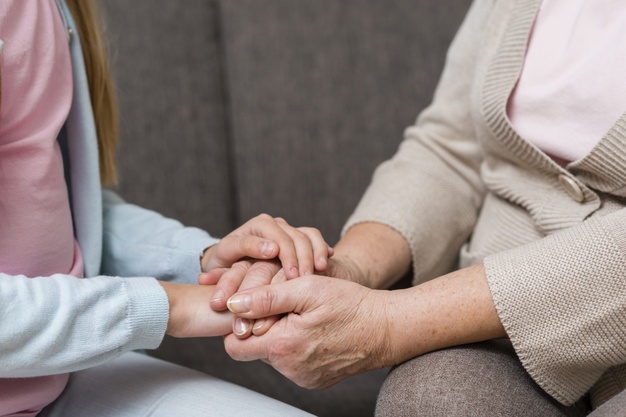 Giudici costringono nonna a rimuovere le foto dei nipoti