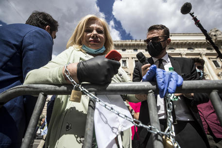 Sandra Milo incatenata a Palazzo Chigi