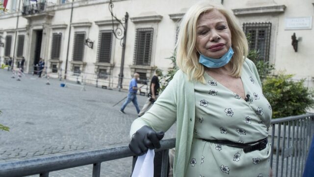 Sandra Milo incatenata a Palazzo Chigi 