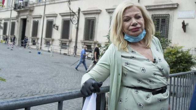 Sandra Milo incatenata a Palazzo Chigi 