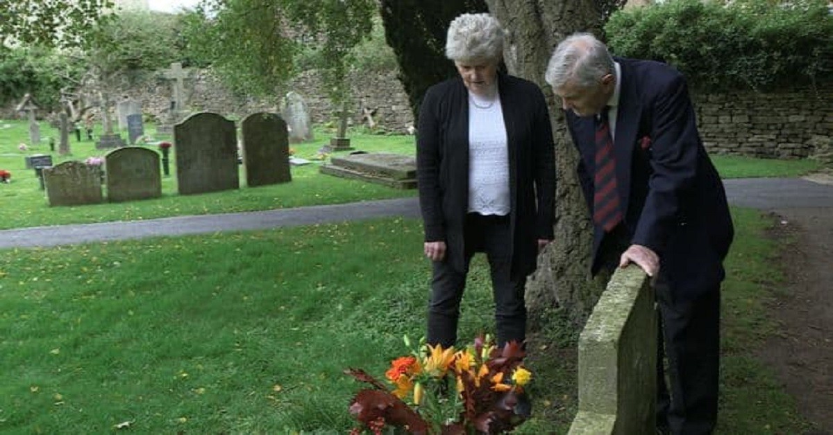 Dopo 70 anni scopre chi porta i fiori sulla tomba del fratello