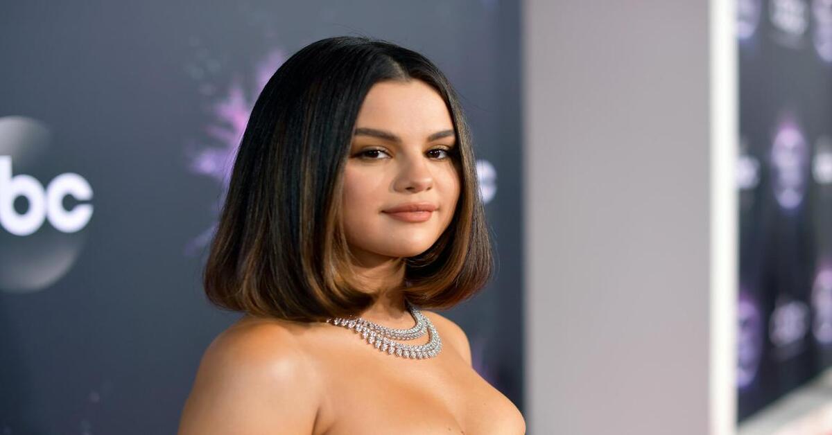 Selena Gomez si mostra con nuovo look: capelli rasati