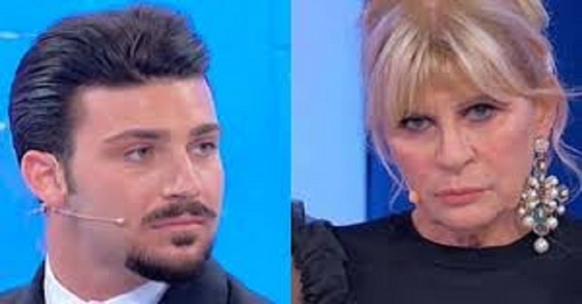 Uomini e Donne, Nicola Vivarelli fa l’occhiolino a Tina Cipollari