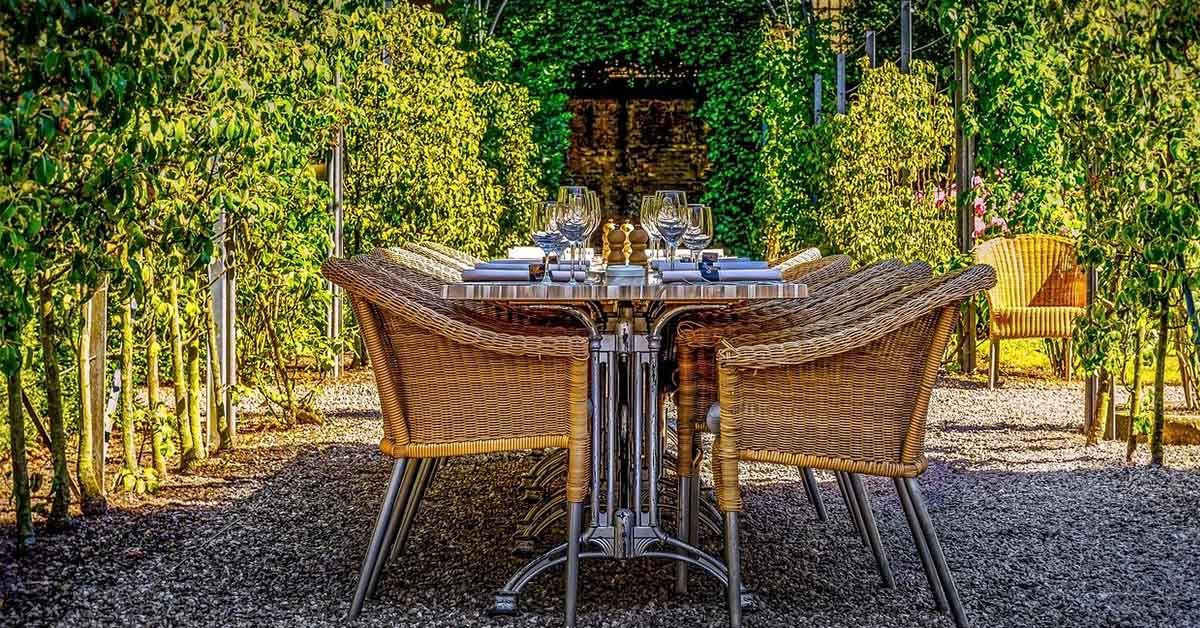 mangiare fuori al balcone o al giardino