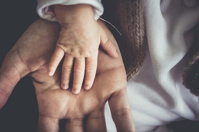 Bambino di 2 anni salvato dalla polizia