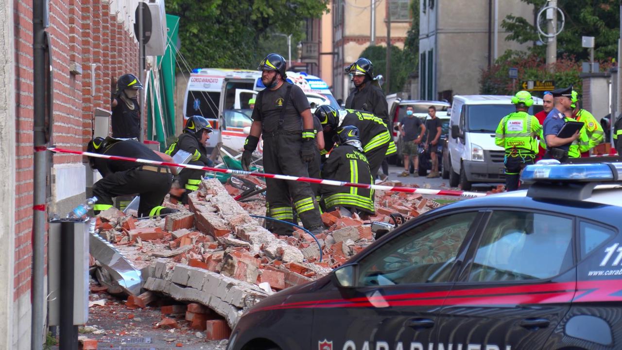 Albizzate crollato cornicione edificio