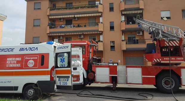 Torino incindio condominio mamma si getta dal balcone con la figlia