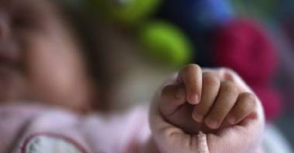 Torino, madre si getta dal balcone con la figlia, la piccola è in gravi condizioni: operata d’urgenza