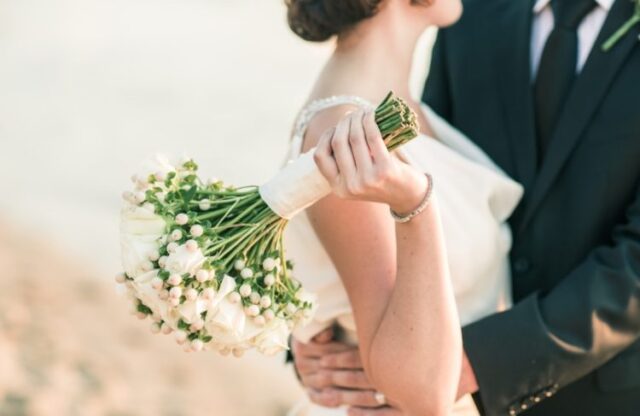 Le scarpe della sposa contengono un messaggio