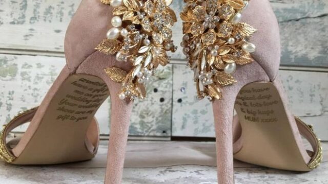 Le scarpe della sposa contengono un messaggio