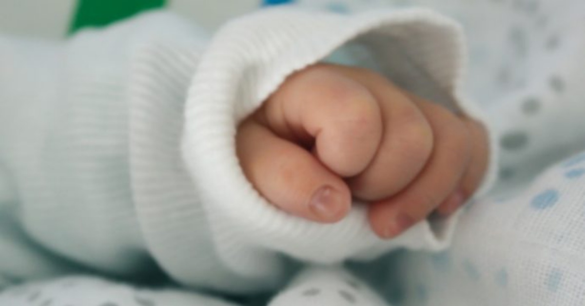 Venezia, i funerali di Michele Bitca: il bimbo morto a 2 anni dopo aver ingerito una vite