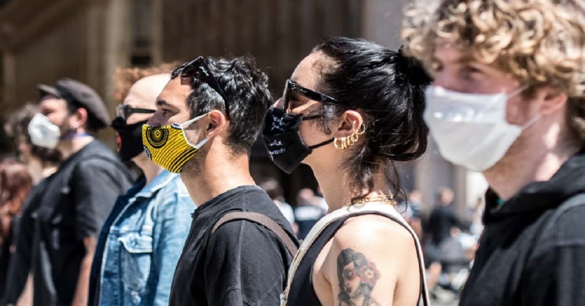 Flash mob piazza Duomo; la protesta degli artisti