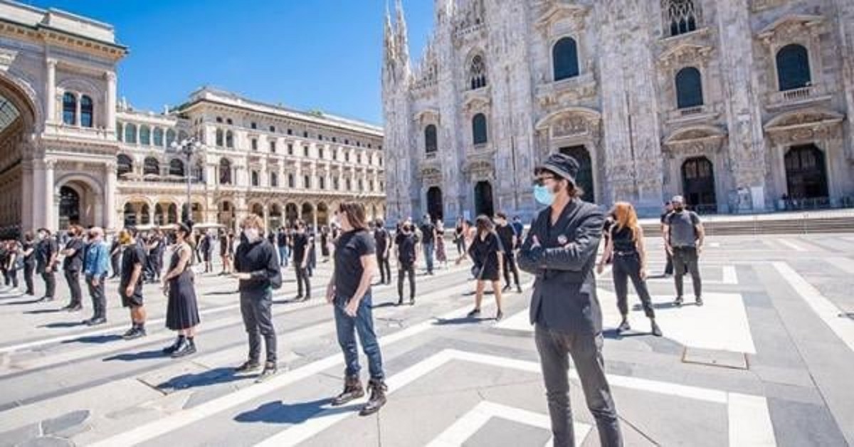 Flash mob piazza Duomo; la protesta degli artisti