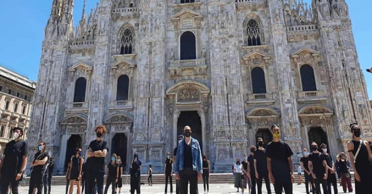 Flash mob piazza Duomo; la protesta degli artisti