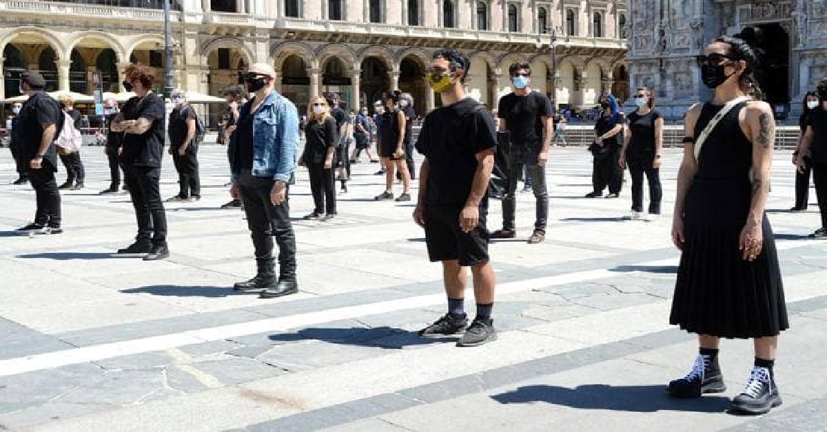 Flash mob piazza Duomo; la protesta degli artisti