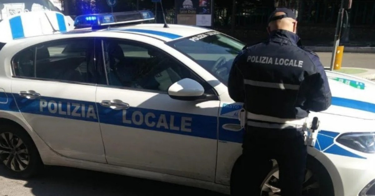 Avellino, trovati 4 bambini in condizioni disumane: tra rifiuti e cibo andato a male