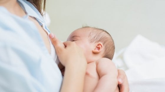 Durante l'allattamento, un bambino di 5 mesi sviene