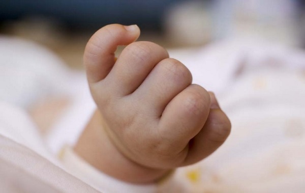 Durante l'allattamento, un bambino di 5 mesi sviene