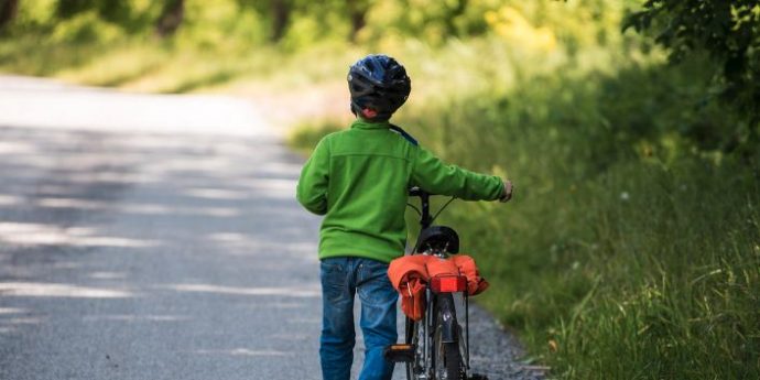 Ferito all'inguine mentre va in bicicletta