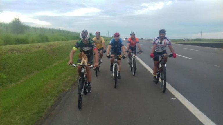 Gruppo di ciclisti in strada