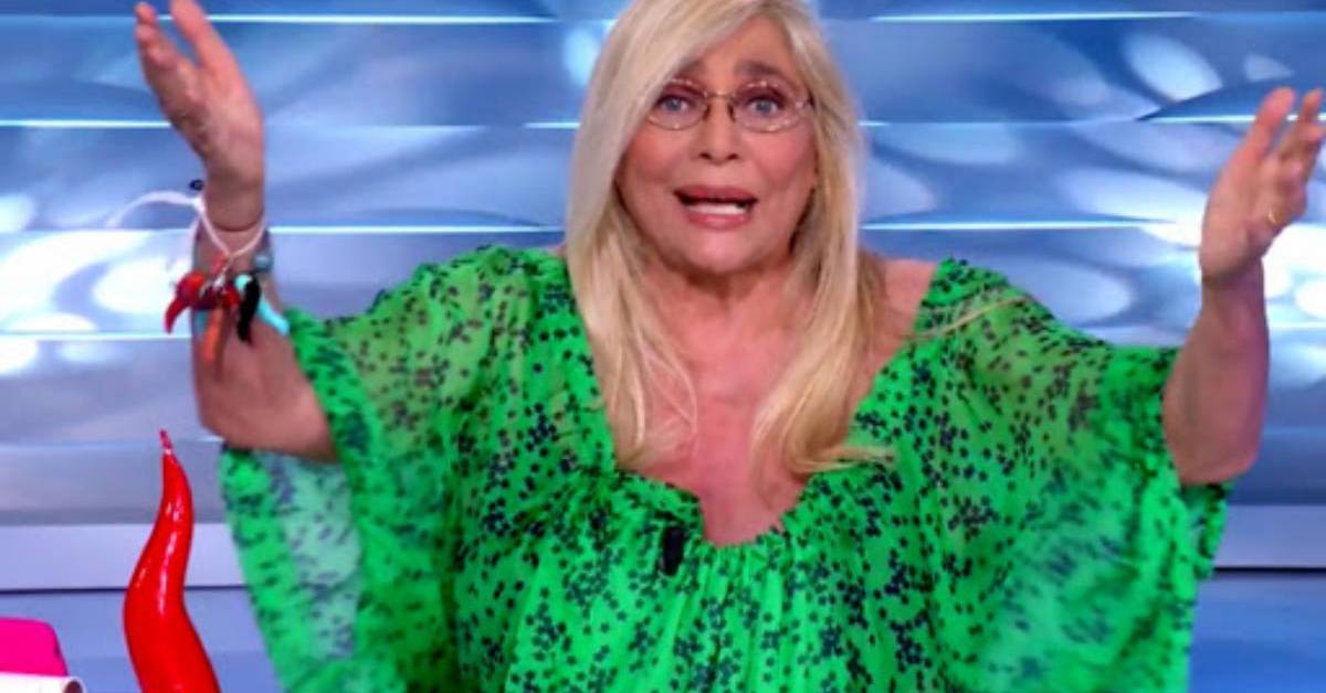 Domenica In, Mara Venier: sul gesso le dediche di J-Ax e Alberto Matano