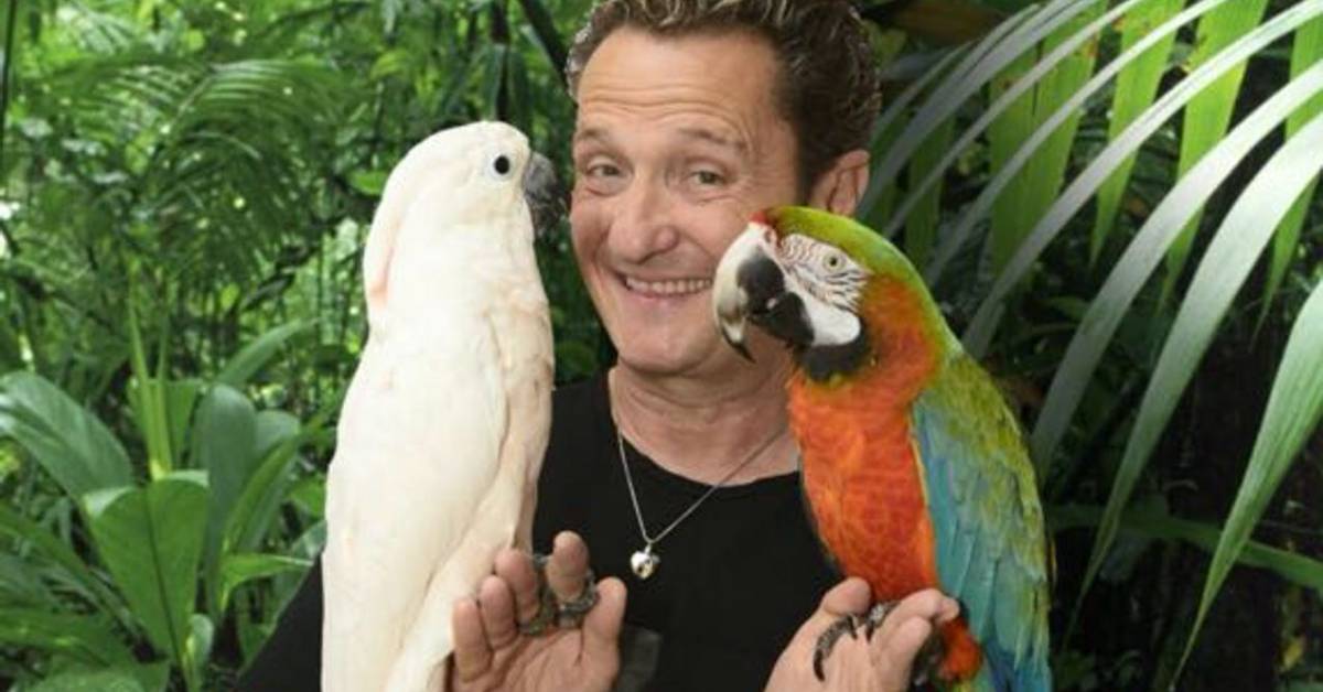 Enzo Salvi e i suoi pappagalli