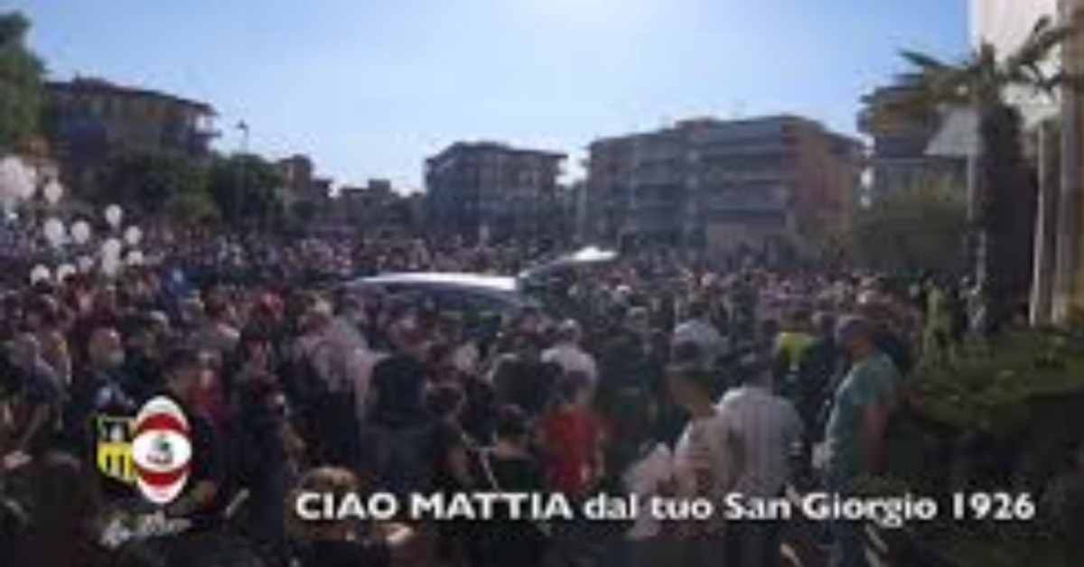 San Giorgio a Cremano, tanta commozione durante il funerale di Mattia