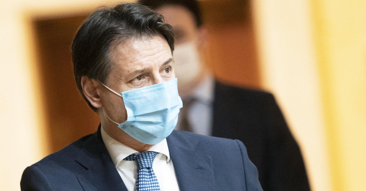 Giuseppe Conte firma un nuovo Dpcm: sì a sport teatri e cinema, chiuse discoteche e fiere