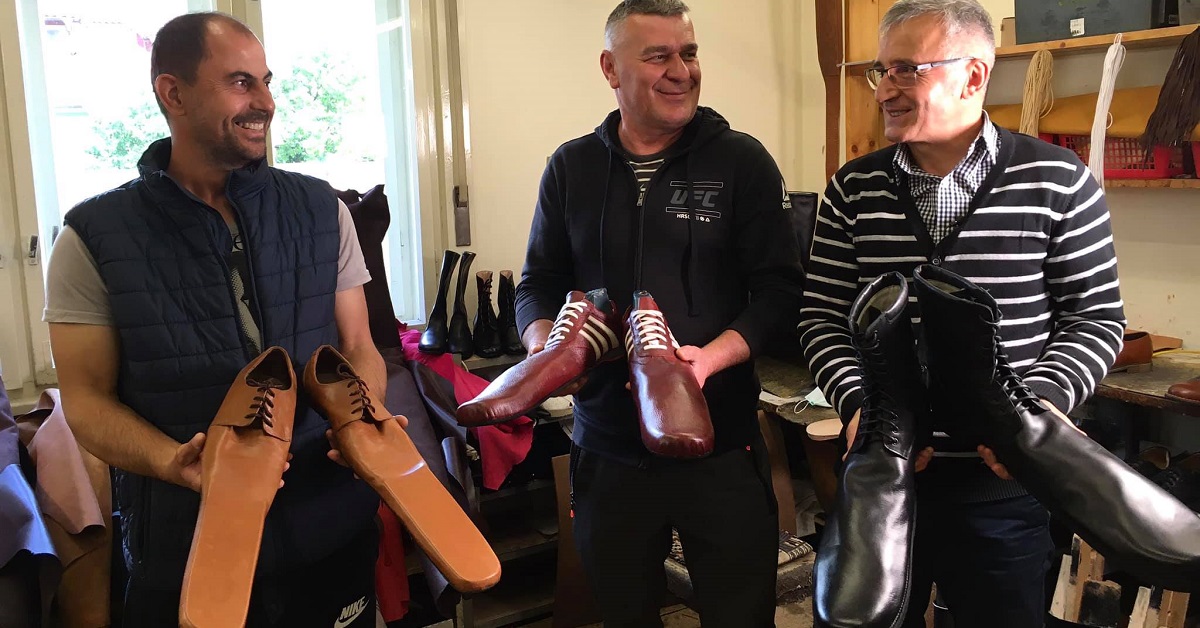 Grigore Lup inventa le scarpe per il distanziamento sociale