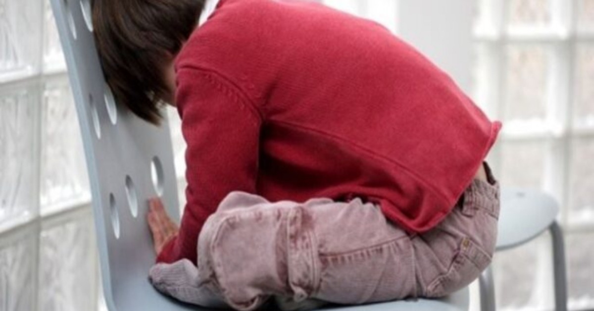 Non sopporta più il figlio affetto da autismo: mamma tenta di soffocarlo con un cuscino