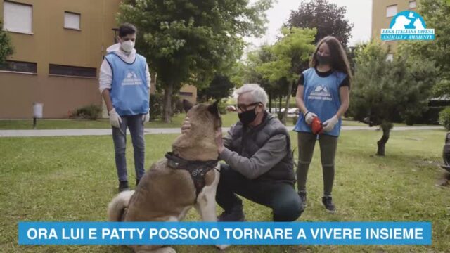 Patty riabbraccia il suo proprietario