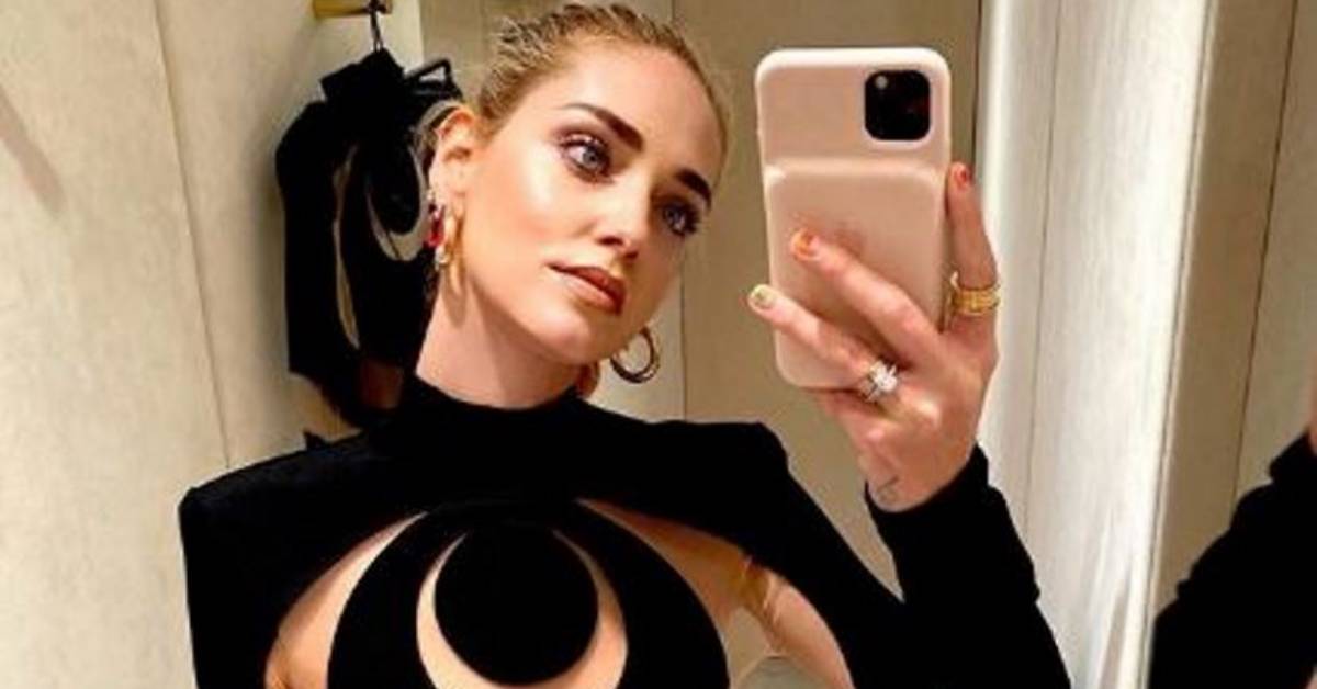 Quanto costa il body in velluto della Balmain indossato da Chiara Ferragni?