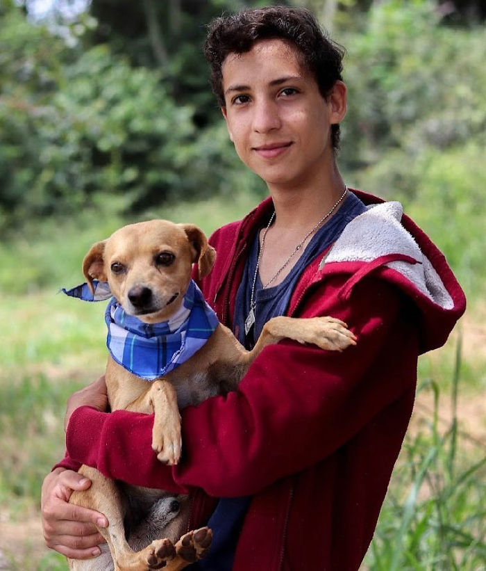 Eduardo Caiado e un cane salvato