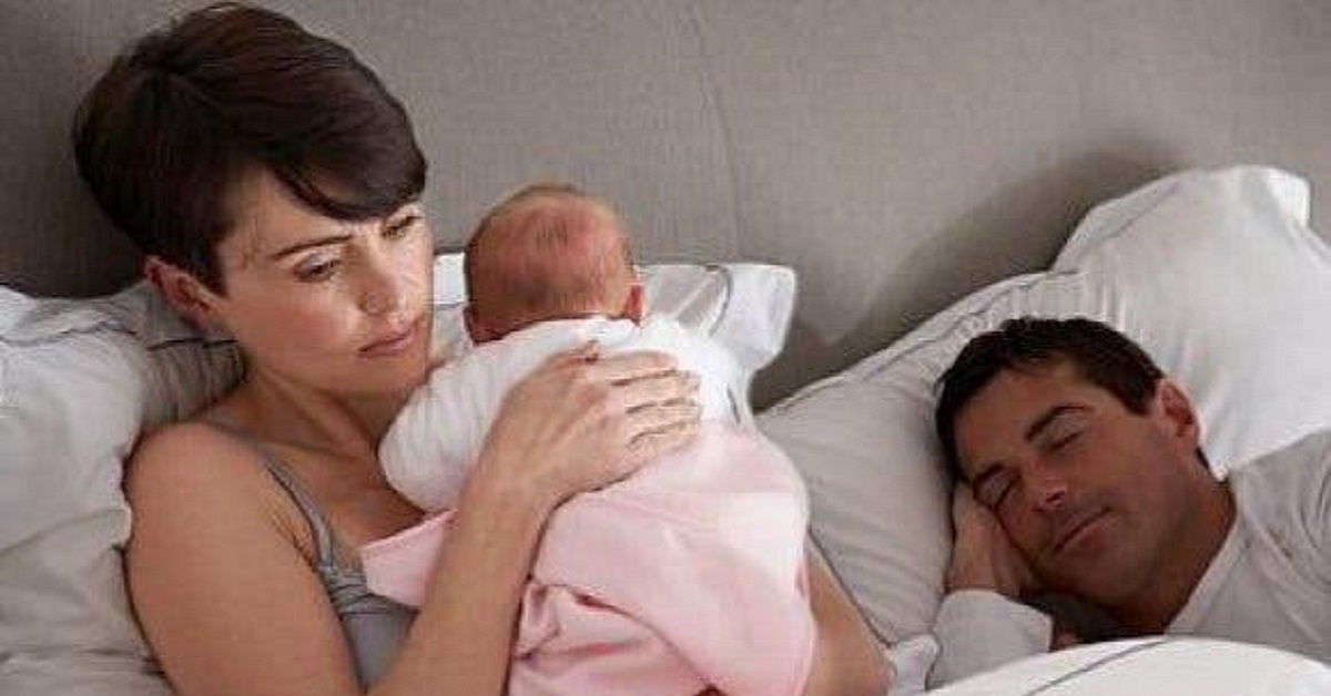 Madre stanca di confortare il pianto di suo figlio