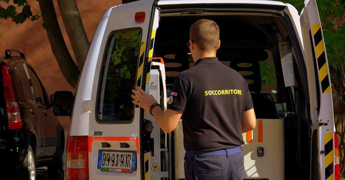 Napoli, mamma si lancia dal quarto piano