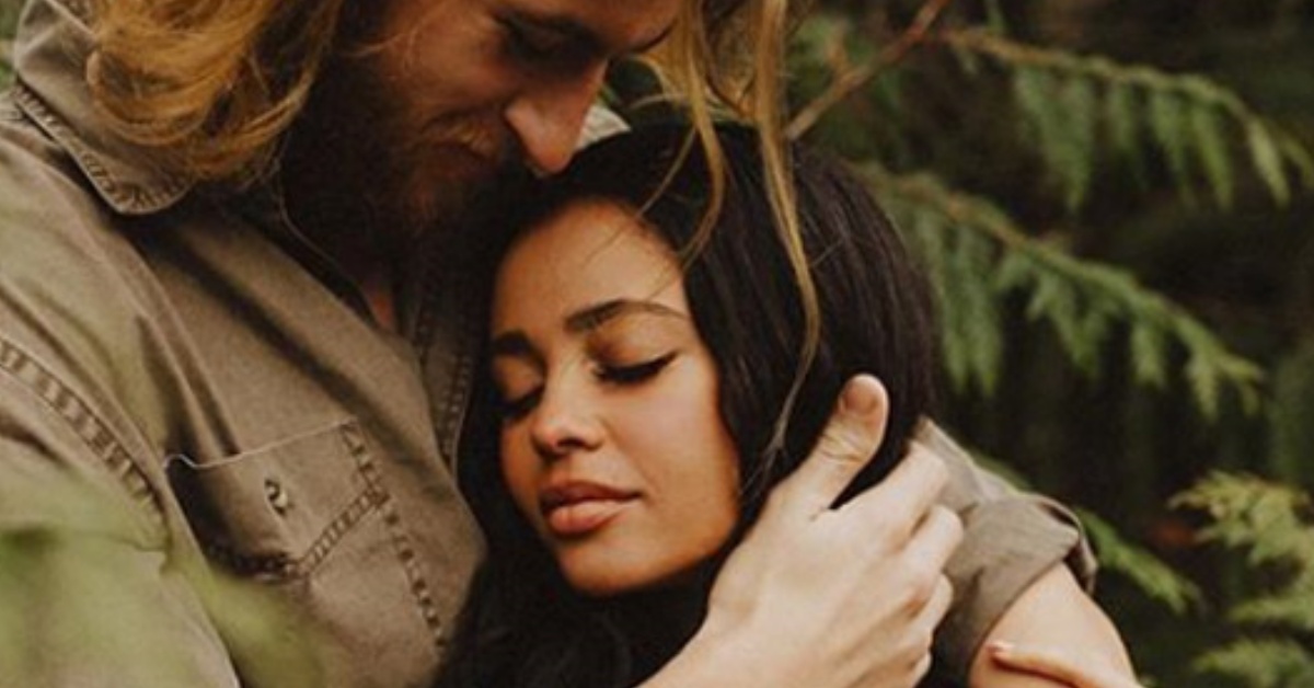 La star di “Riverdale” Vanessa Morgan è incinta, ma il marito le chiede il divorzio