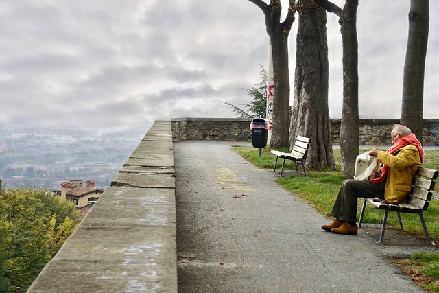 Anziano da solo al parco