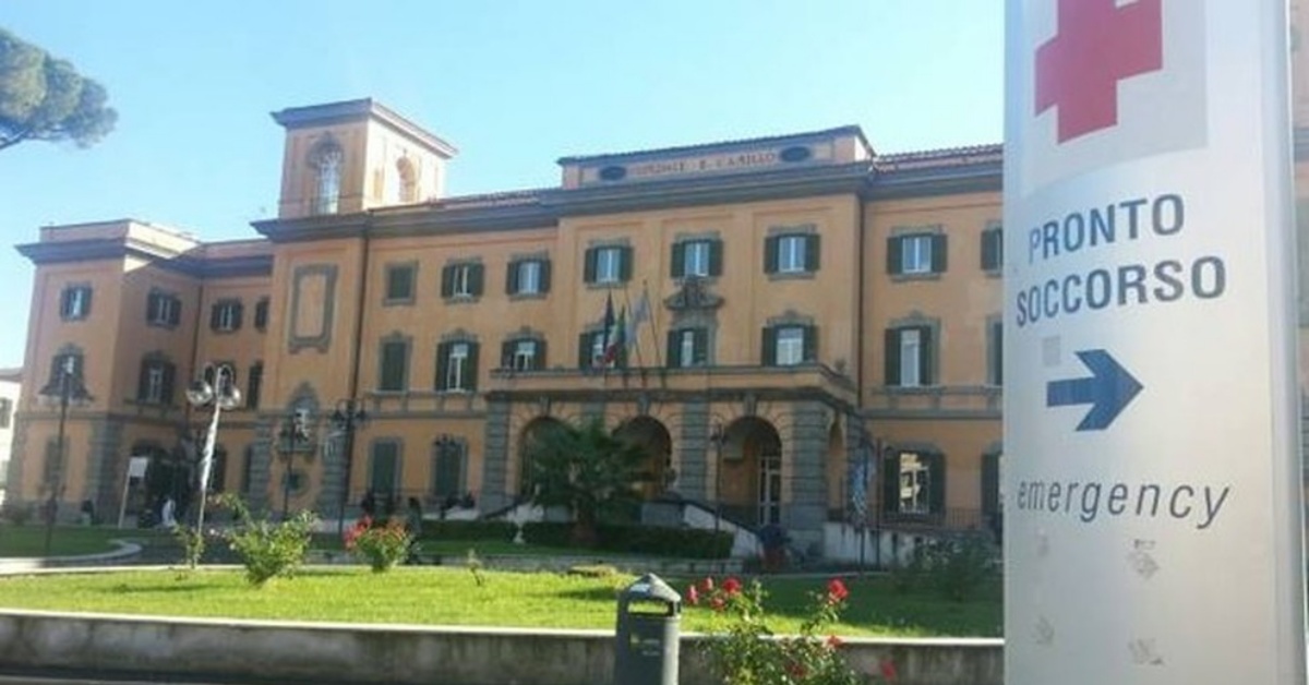 Ostia, bambino di 8 anni schiacciato da una finestra: stava giocando con il fratello