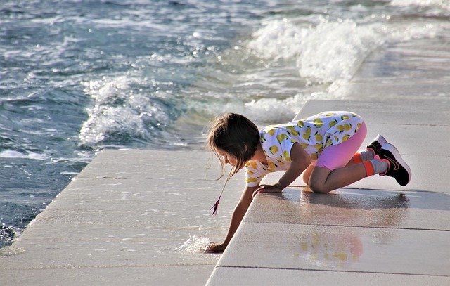 Bimba si affaccia nell'acqua