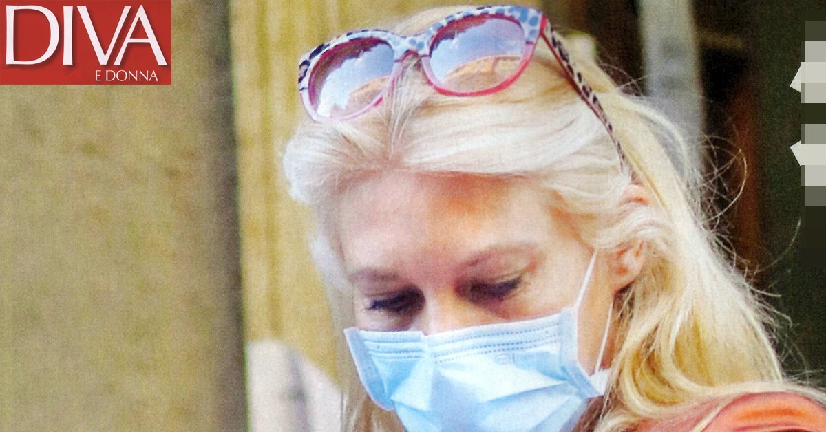 Eleonora Daniele immortalata mentre porta Carlotta dal pediatra: le foto